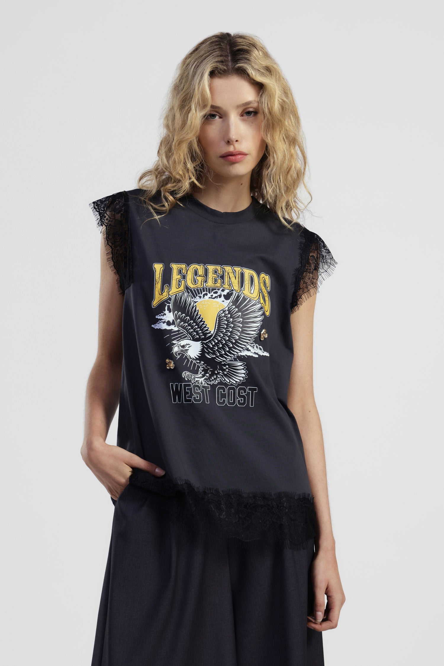 Top girocollo stampa grafica e dettagli in pizzo