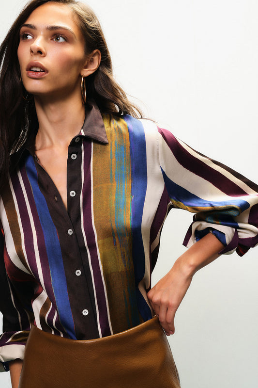 Camicia a righe multicolore con maniche lunghe