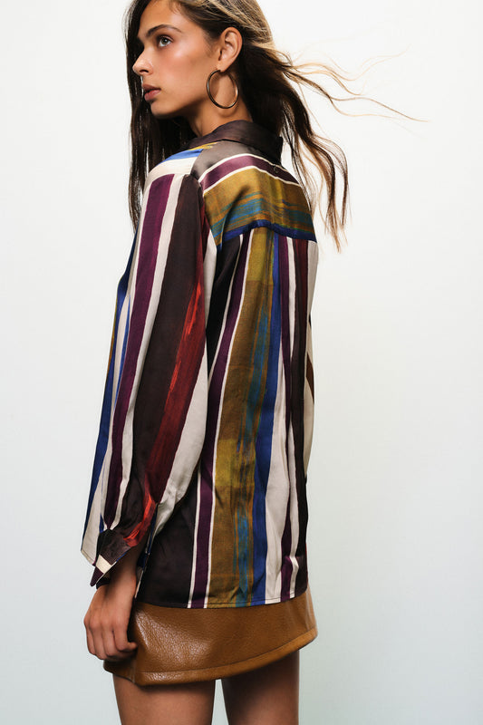 Camicia a righe multicolore con maniche lunghe