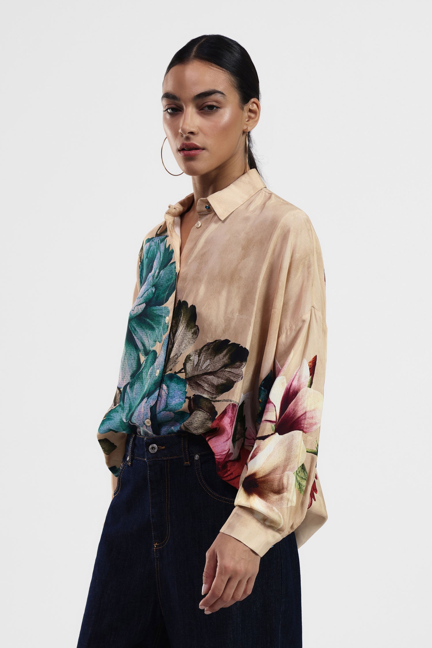 Camicia con stampe floreali e collo classico