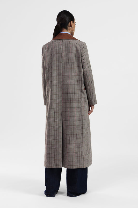 Cappotto con dettagli in contrasto