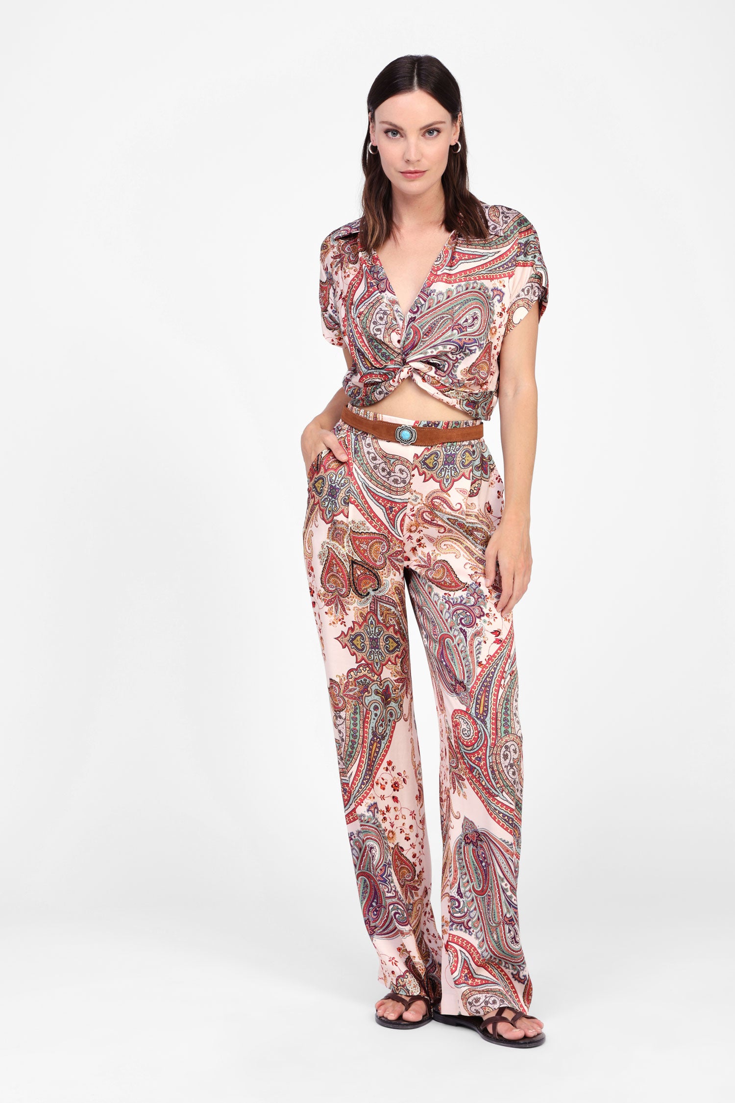 Pantaloni ampi con motivo decorativo