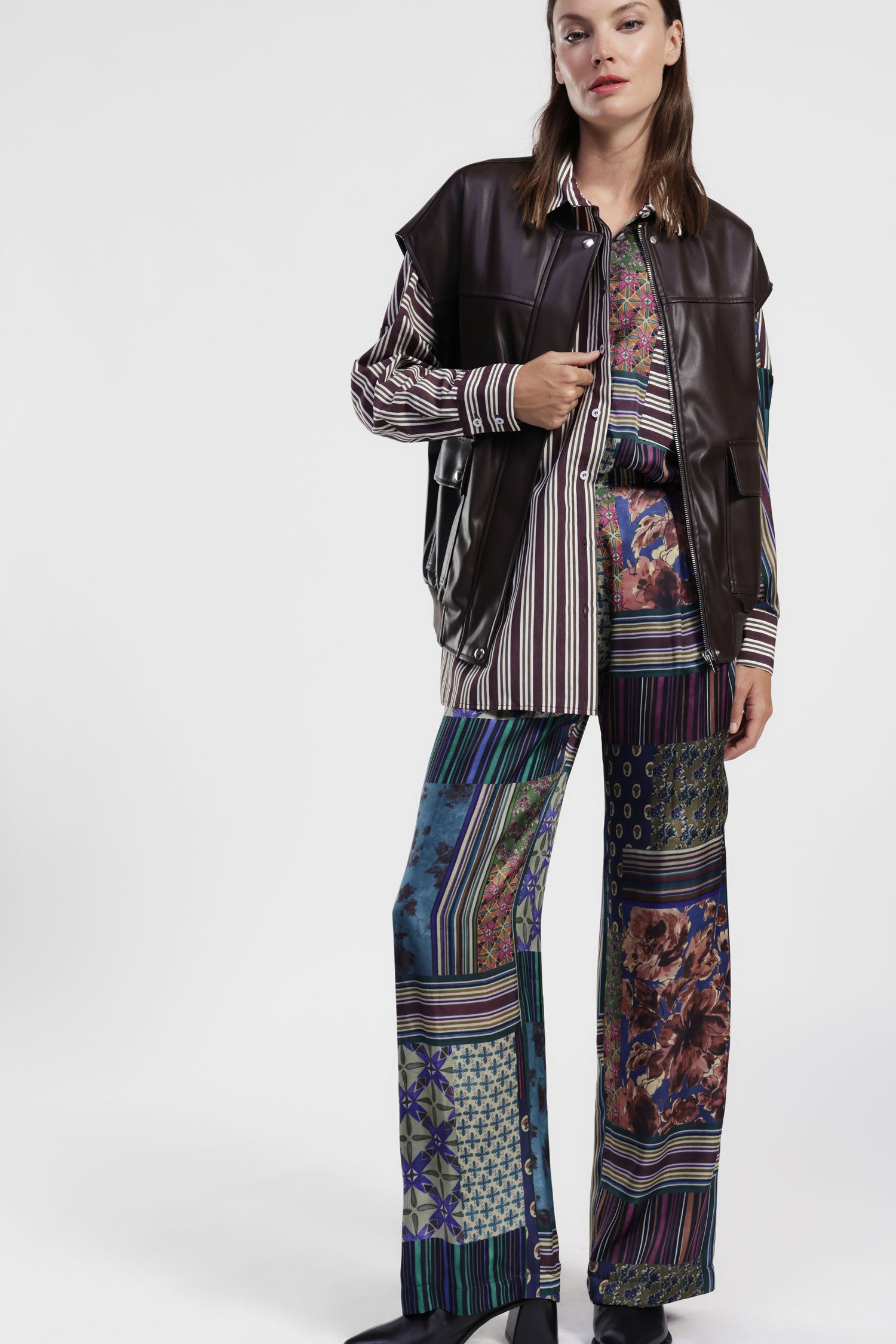 Pantaloni palazzo fantasia geometrica e floreale