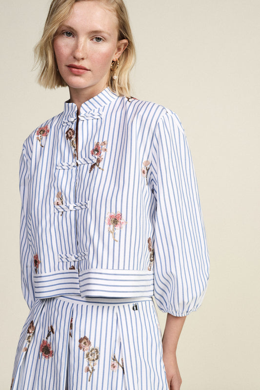Camicia cropped con maniche 3/4 e stampa a righe