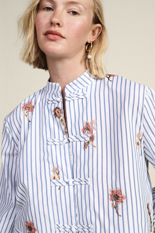 Camicia a righe con ricami floreali e chiusura a nodo