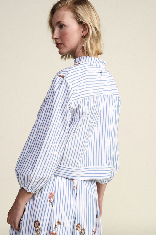Camicia cropped con maniche 3/4 e stampa a righe