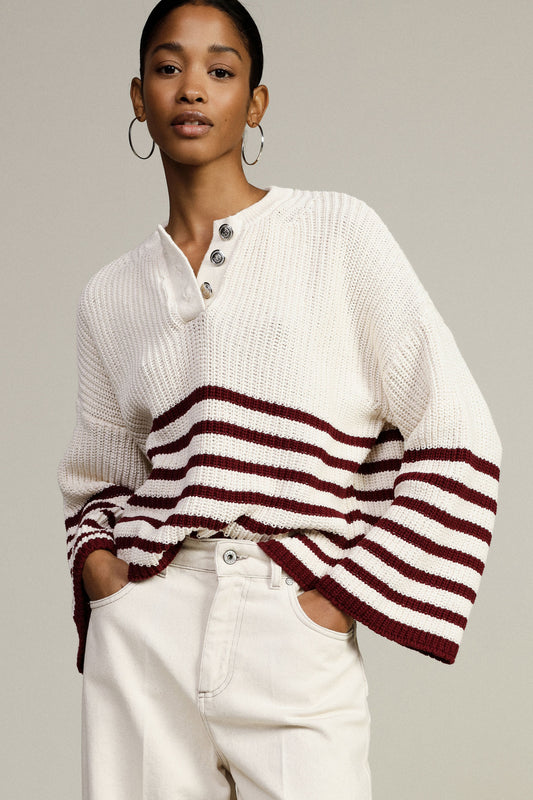 Maglione pullover a righe con scollo a v e bottoni