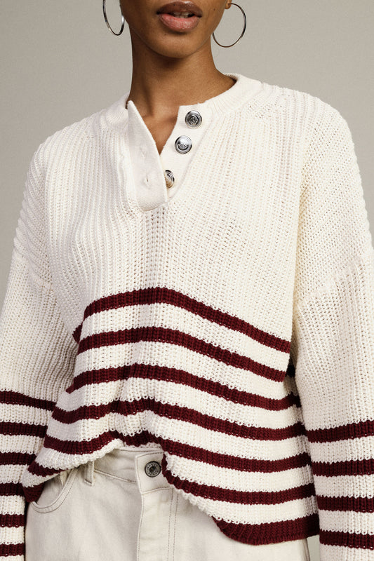 Maglione pullover a righe con scollo a v e bottoni
