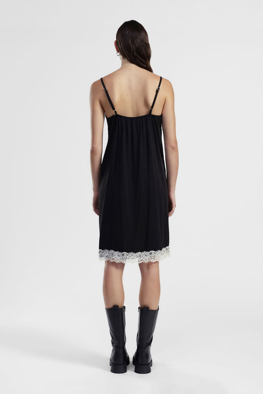 Abito con spalline e pizzo, taglio dritto