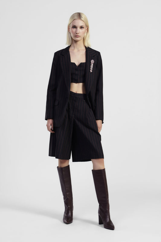 Shorts a righe con cintura e lunghezza al ginocchio