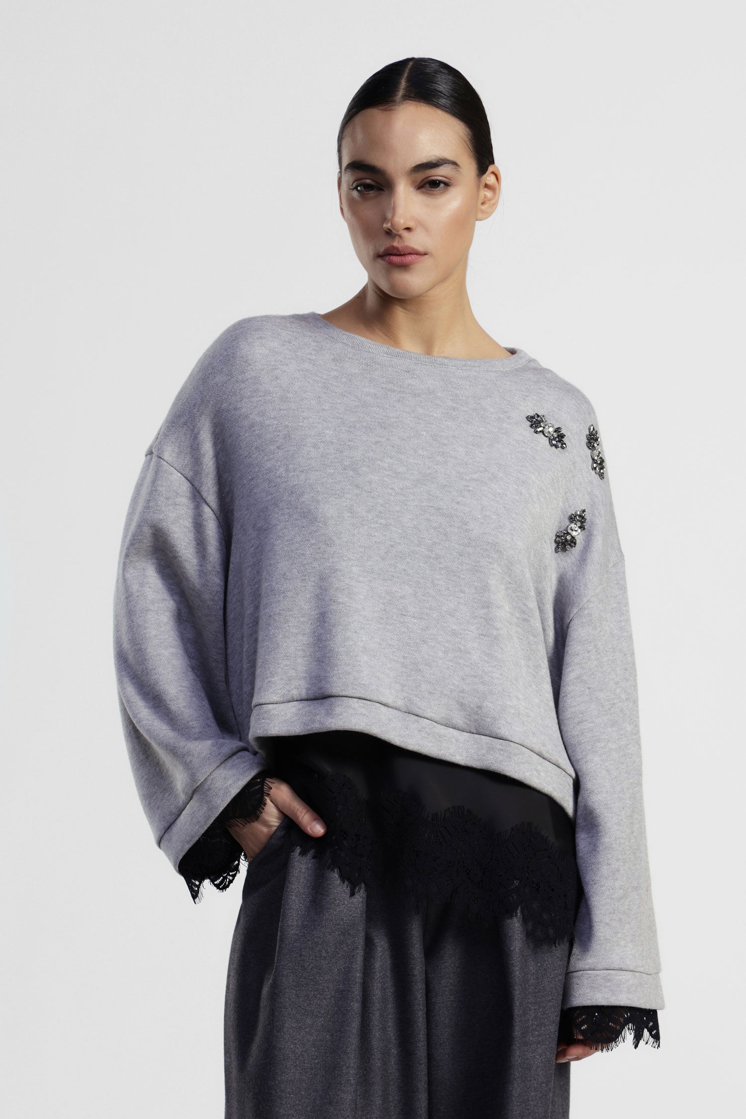 Maglione corto con maniche ampie e pizzo