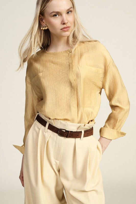 Camicia trasparente con tasche frontali e maniche lunghe