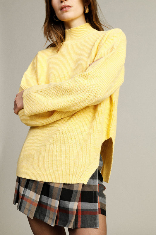 Maglione pullover a collo alto con taglio asimmetrico