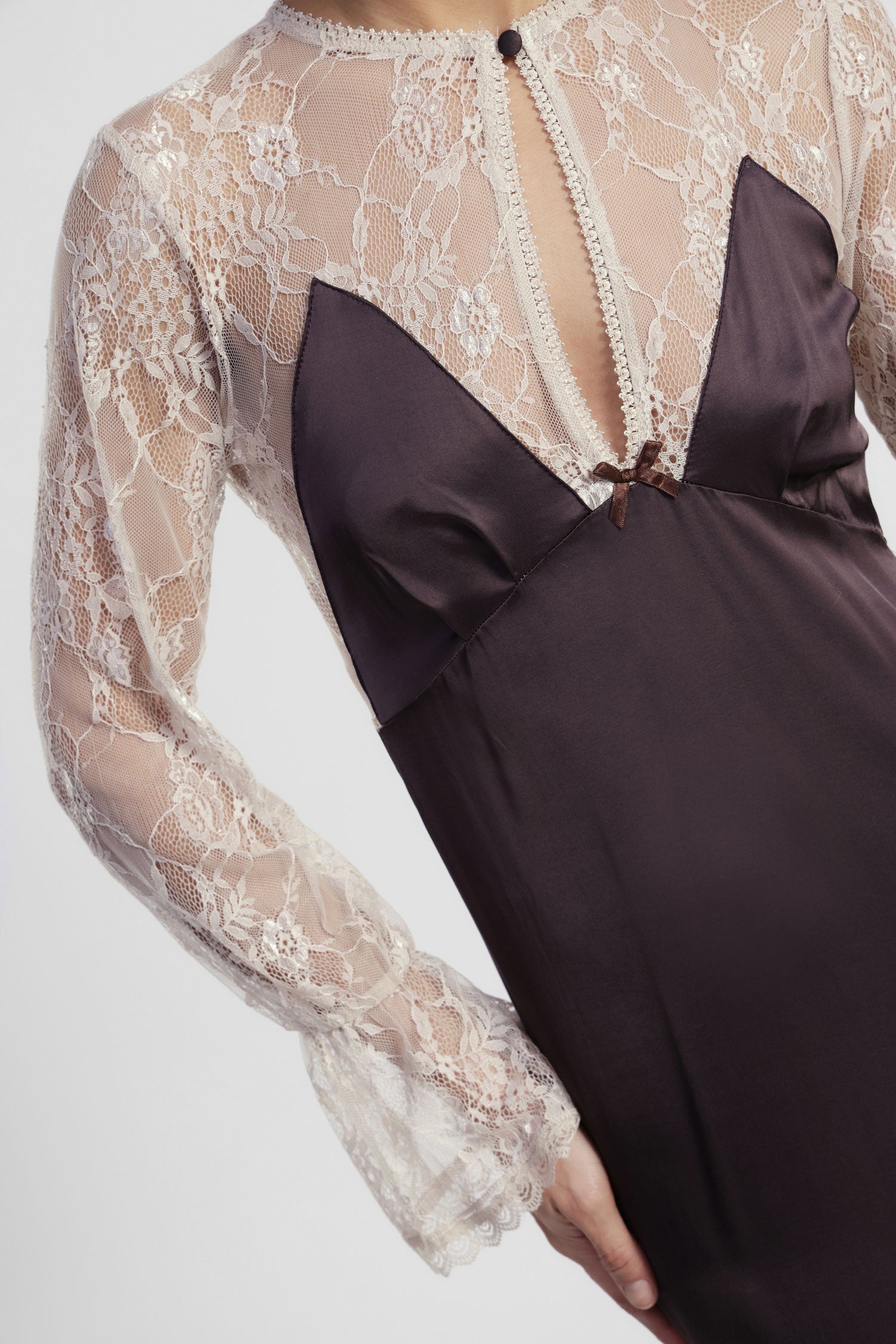 Abito midi con maniche in pizzo trasparente