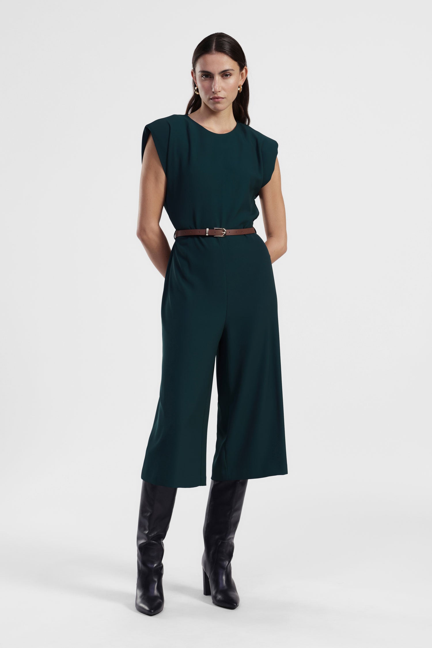 Jumpsuit midi con cintura e spalle strutturate