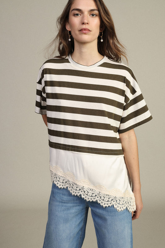 T-shirt a righe con inserto in pizzo asimmetrico