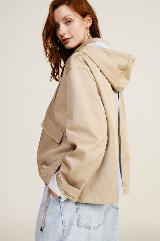 Parka corta con cappuccio e tasche frontali