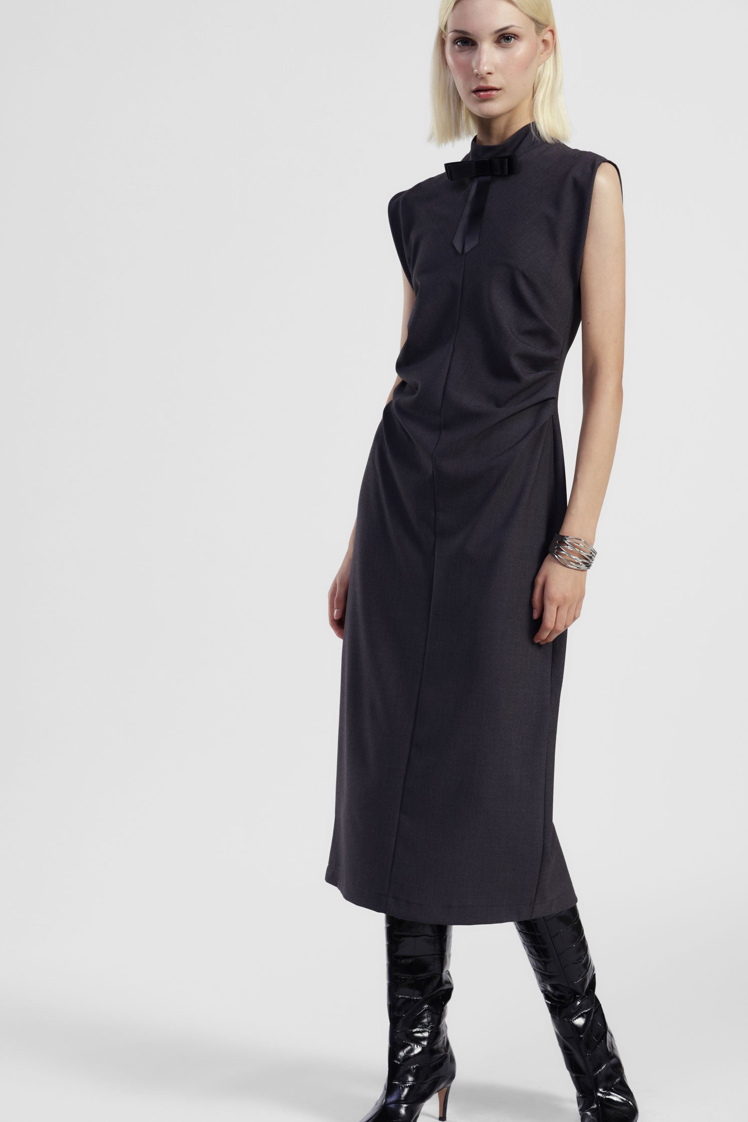 Abito midi senza maniche con fiocco