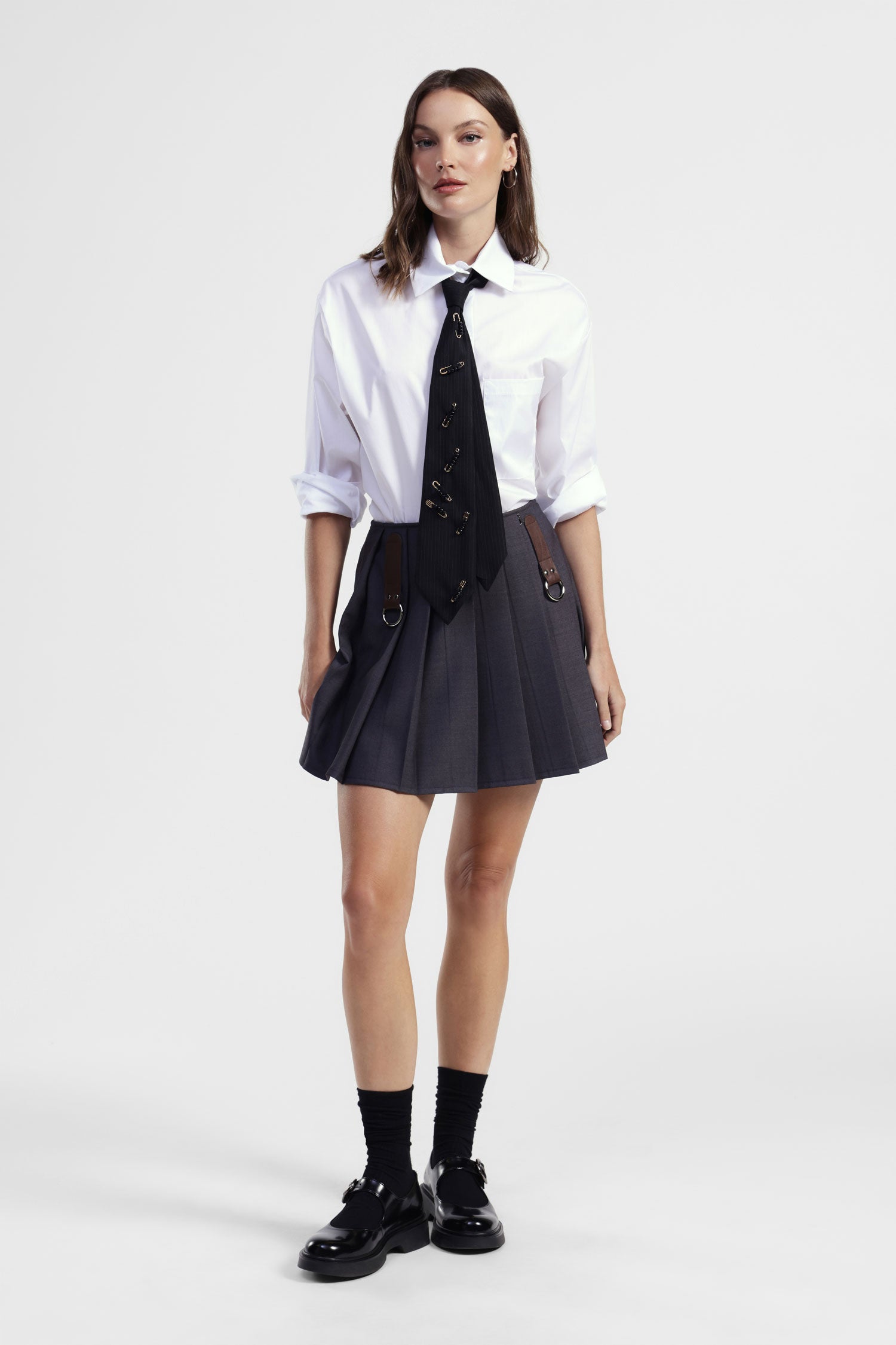 Gonna corta a pieghe con dettagli cinturini