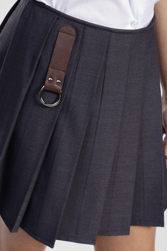 Gonna corta a pieghe con dettagli cinturini