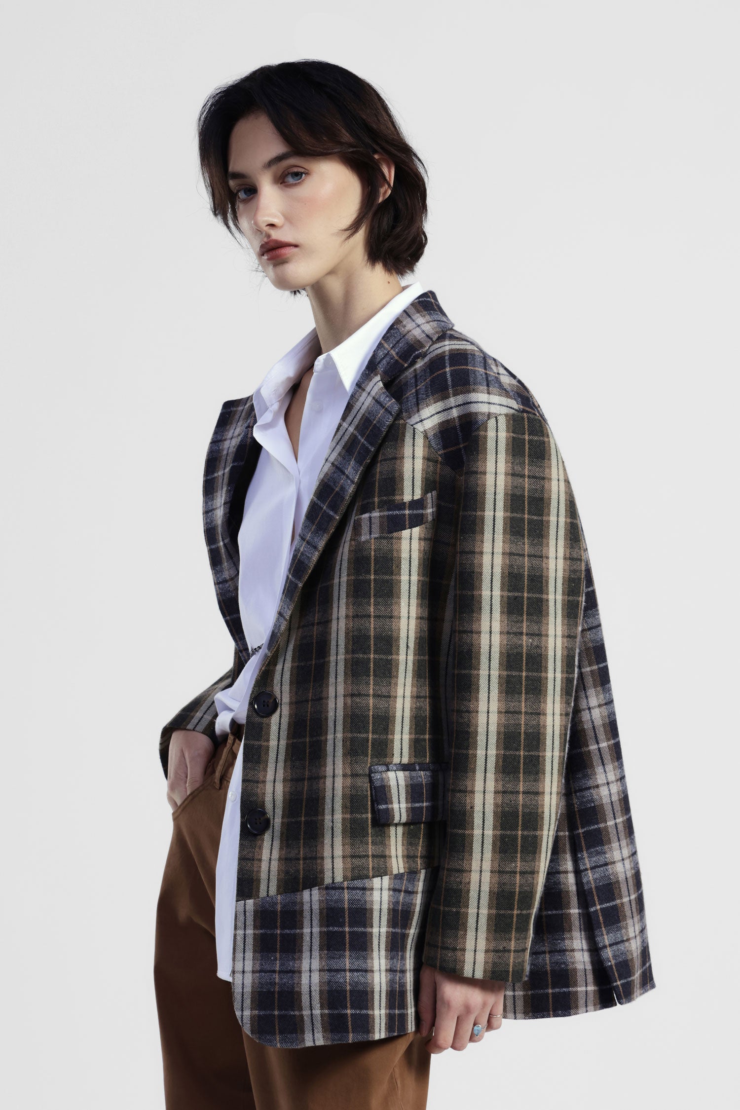 Blazer a quadri con tasche a patta e chiusura a bottoni