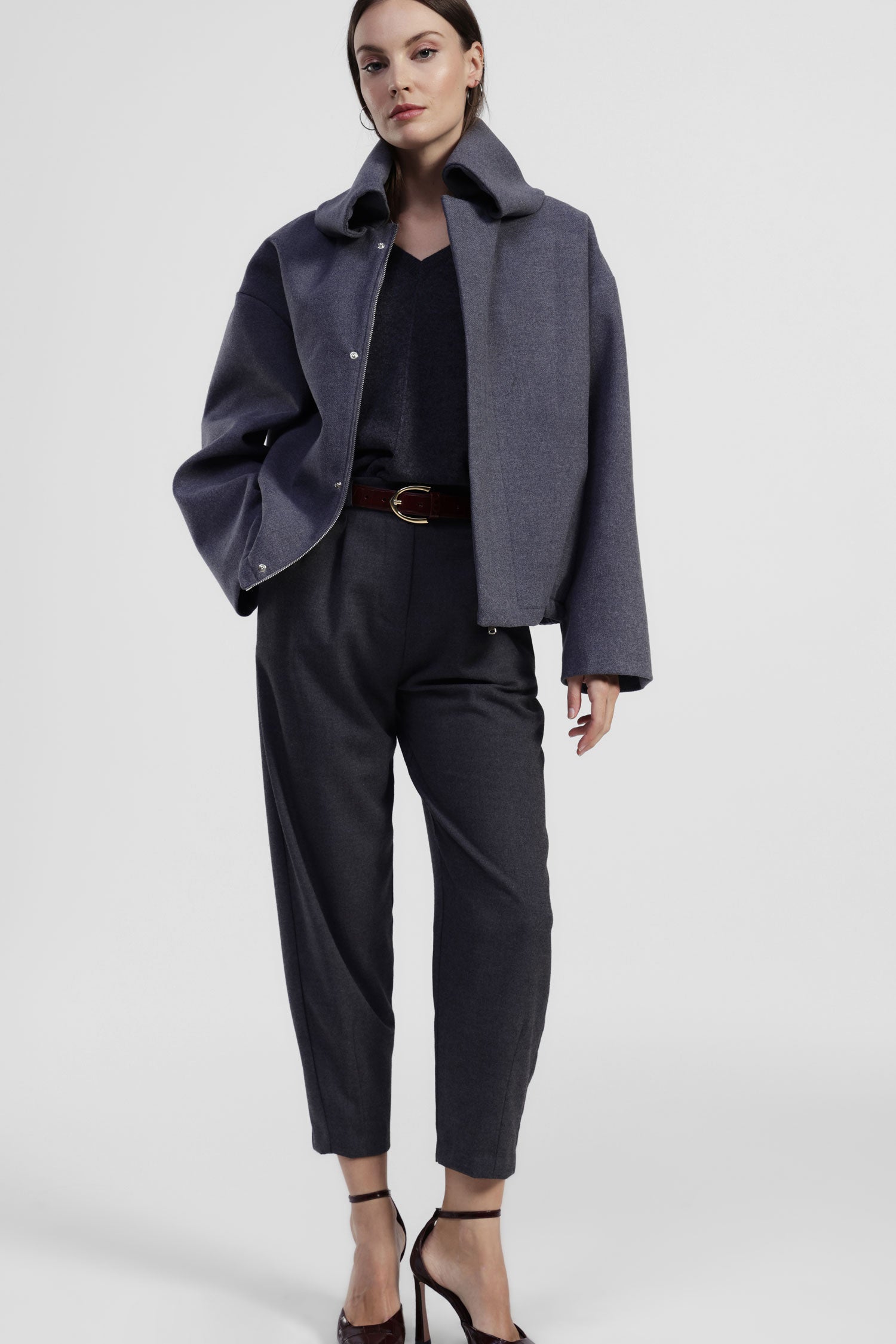 Trousers con pince e gamba cropped