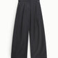 Pantaloni palazzo con pince e vita regolare
