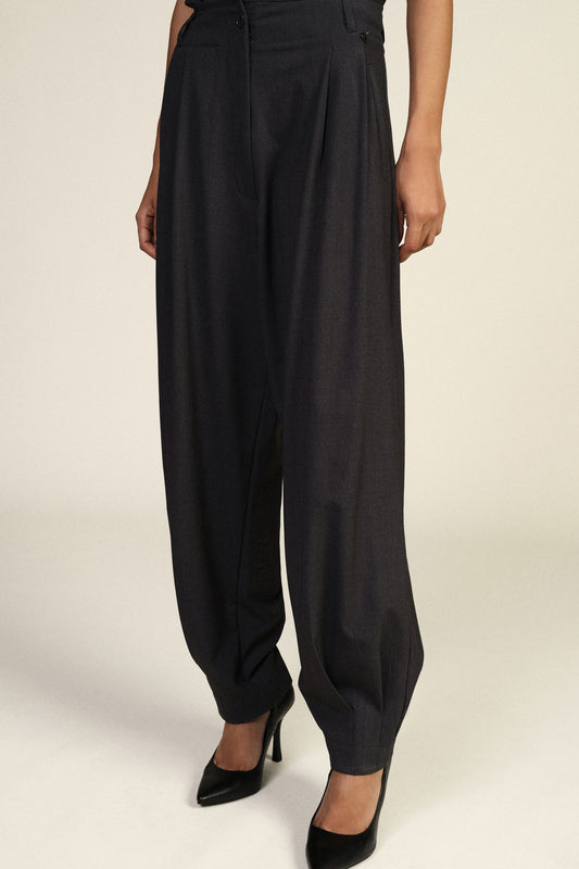 Pantaloni ampi con pieghe frontali e vita regular