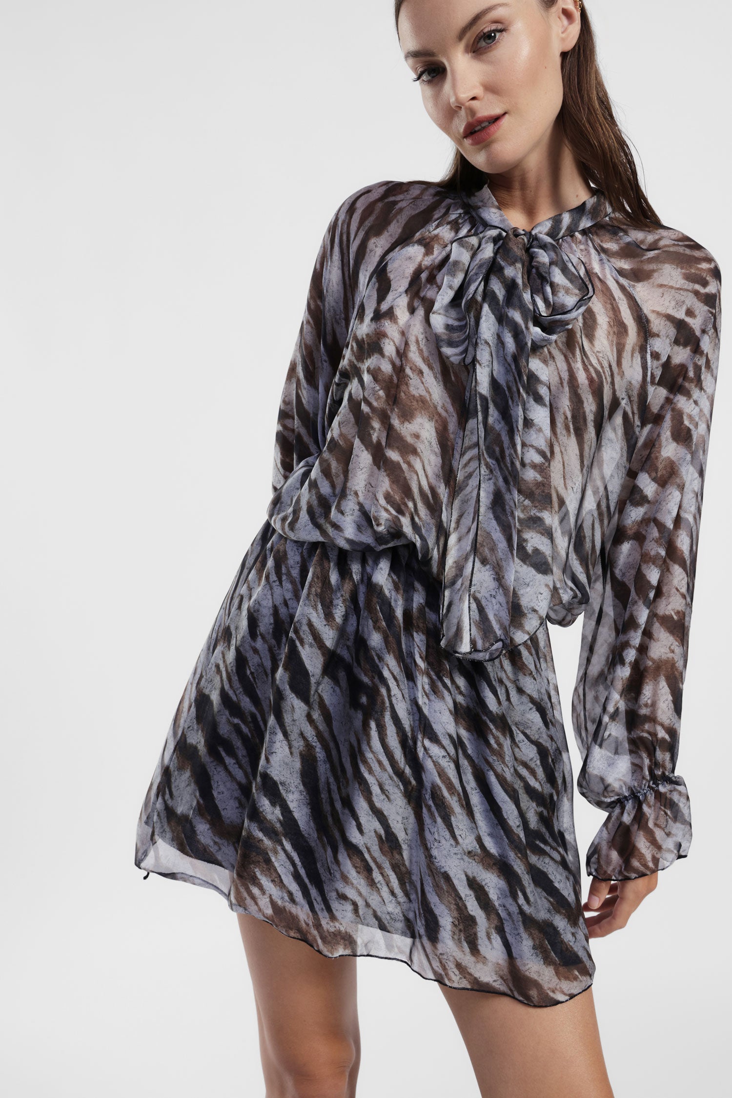 Abito corto stampa animalier con fiocco collo