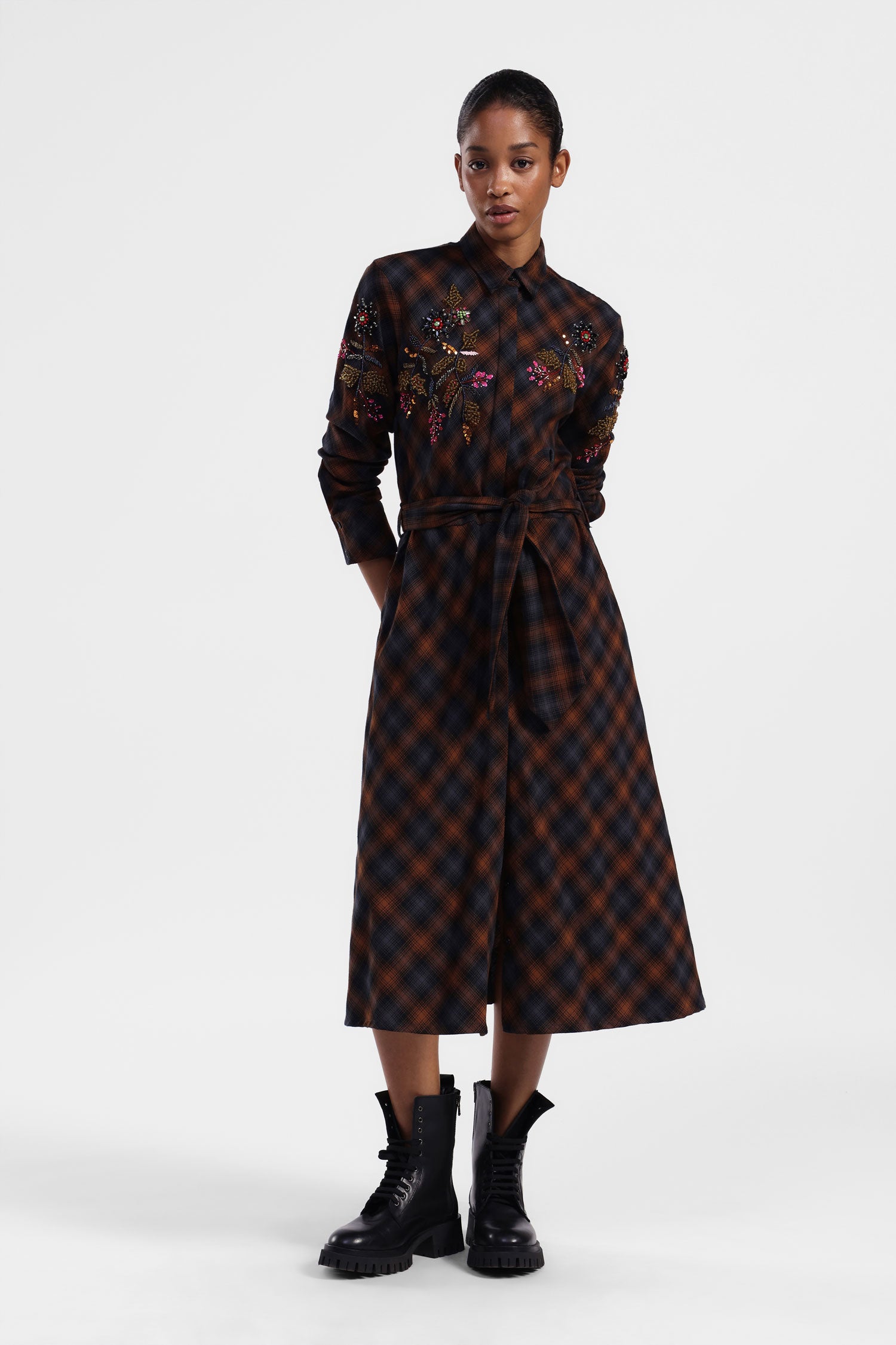 Abito a quadri con ricami floreali