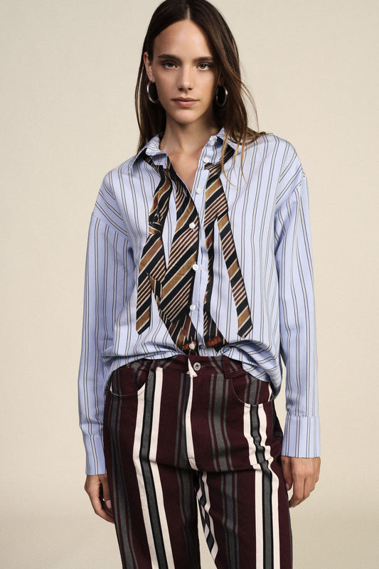 Camicia a righe con cravatta stampata e maniche lunghe
