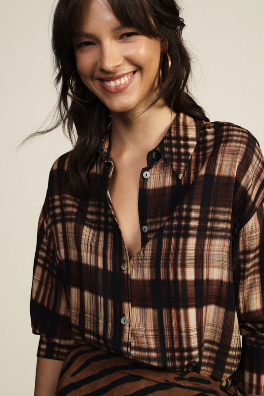 Camicia a quadri con nodo frontale e fit morbido