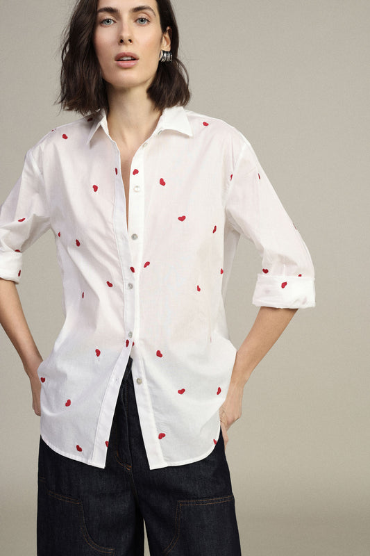 Camicia ampia con maniche corte e ricami a cuori