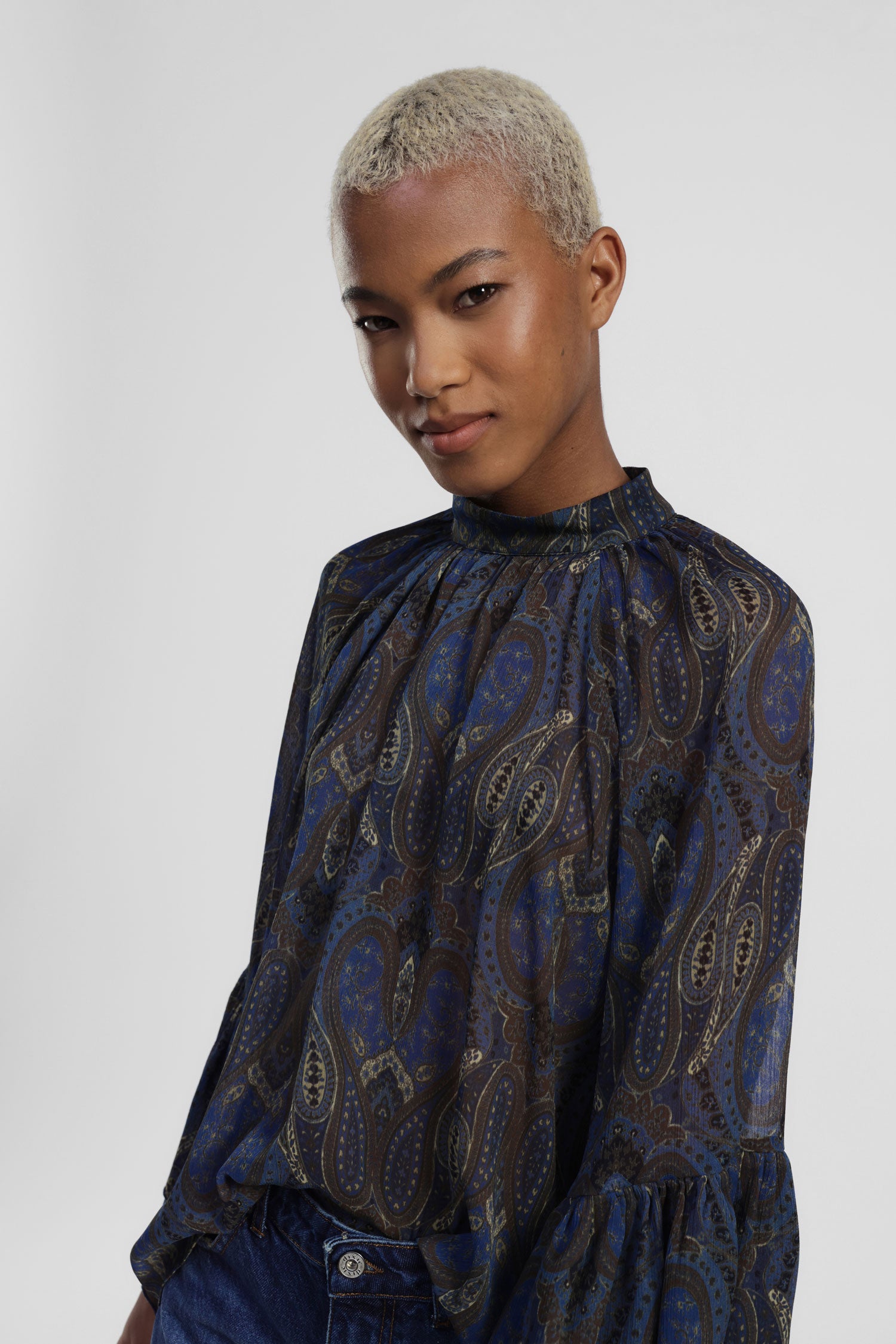 Blusa ampia con maniche a balza e motivo paisley