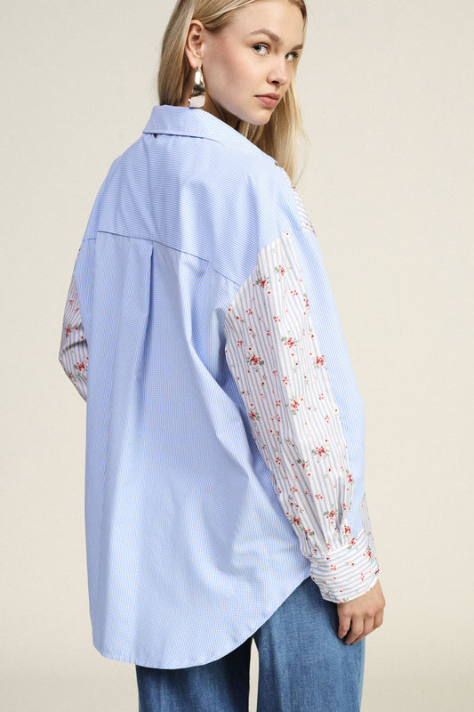 Camicia ampia con fantasia a righe e fiori