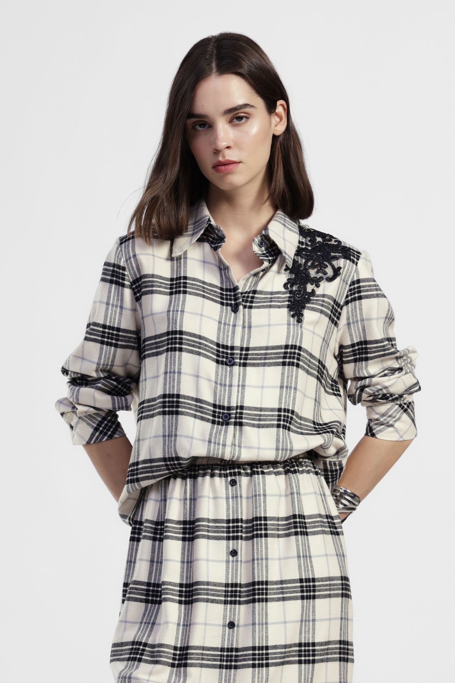 Shirt a quadri con applicazione floreale sul petto