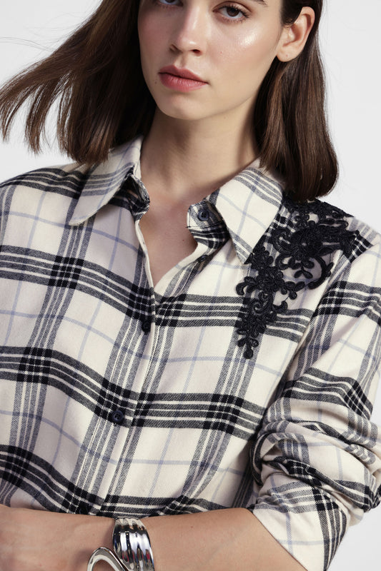 Shirt a quadri con applicazione floreale sul petto
