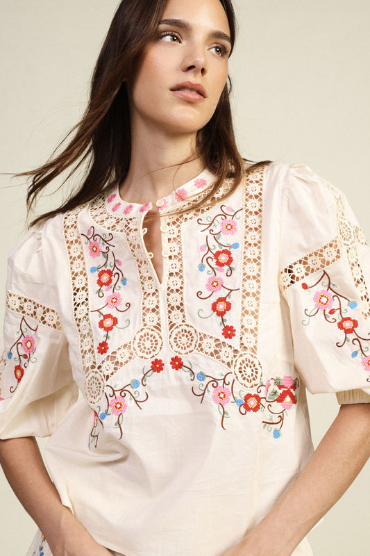 Shirt ricamata con maniche corte e dettagli traforati