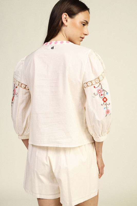 Shirt ricamata con maniche corte e dettagli traforati