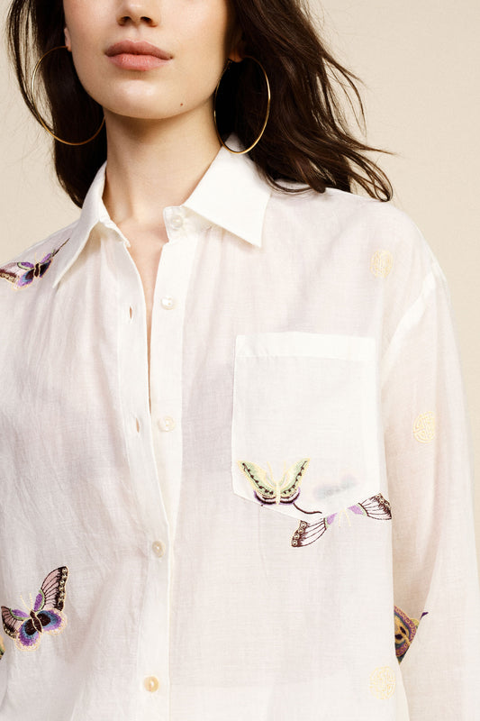 Camicia ampia con stampa farfalle e taschino