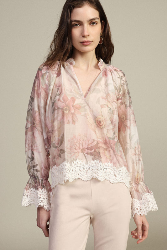 Blusa floreale trasparente con pizzo sul fondo