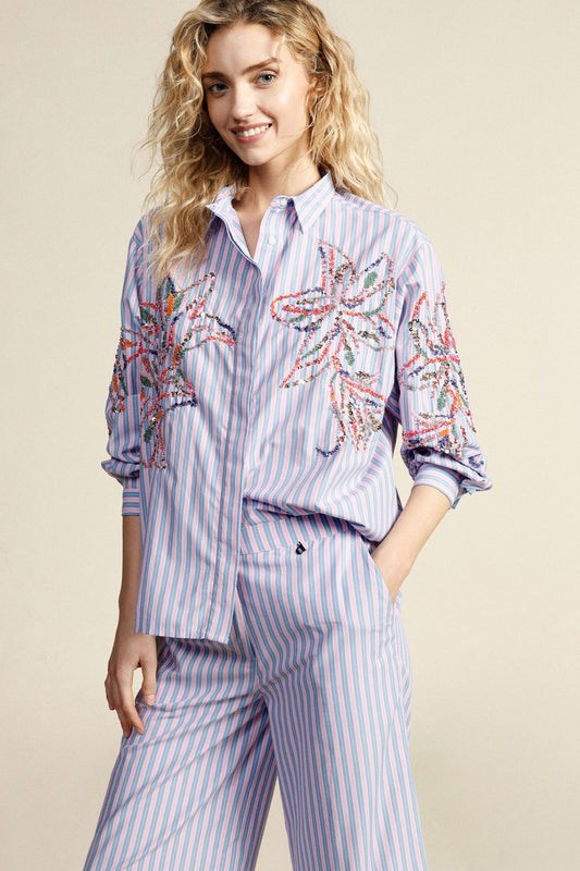 Camicia a righe con ricami floreali e maniche lunghe