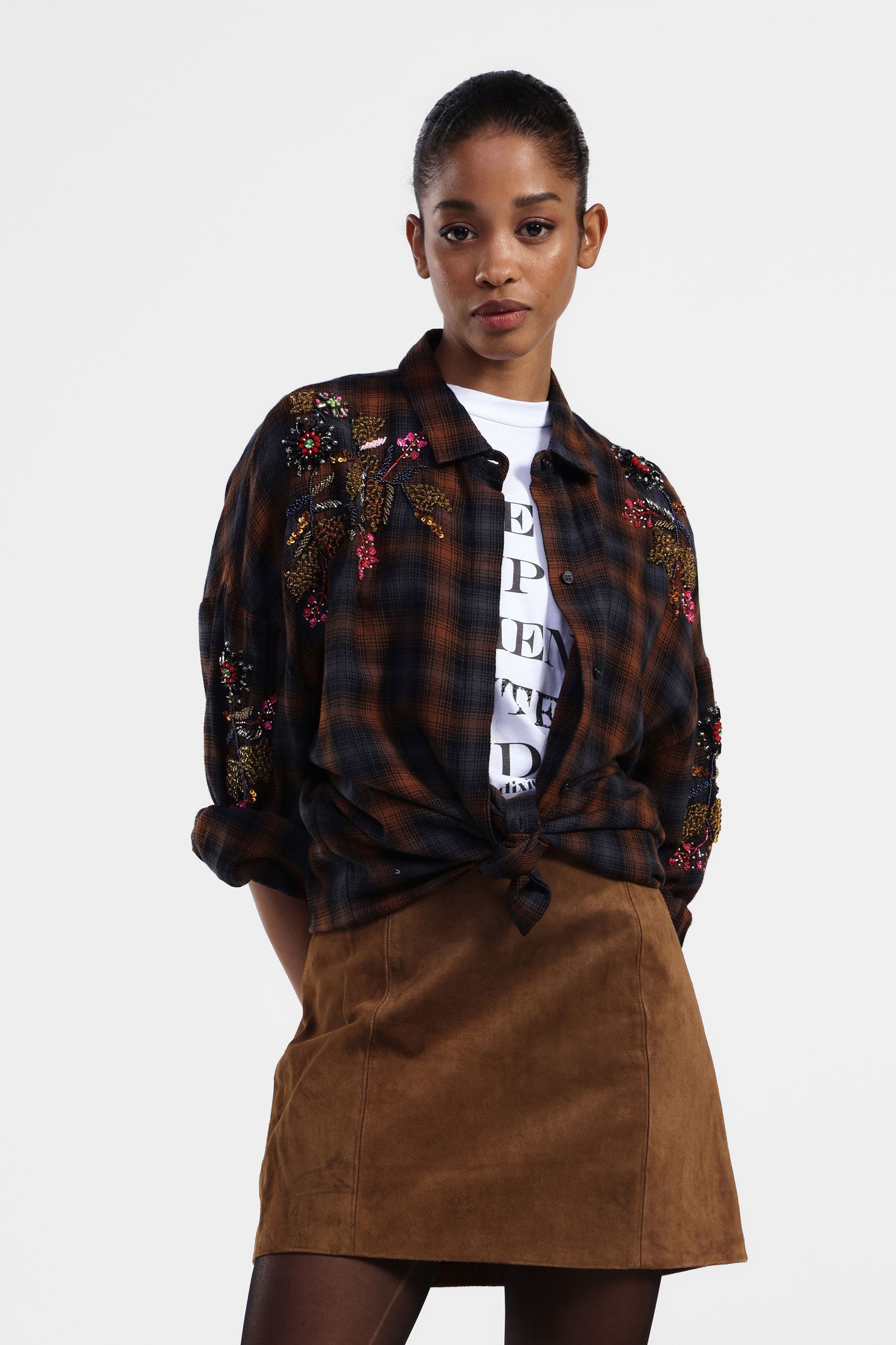 Camicia a righe con ricami floreali