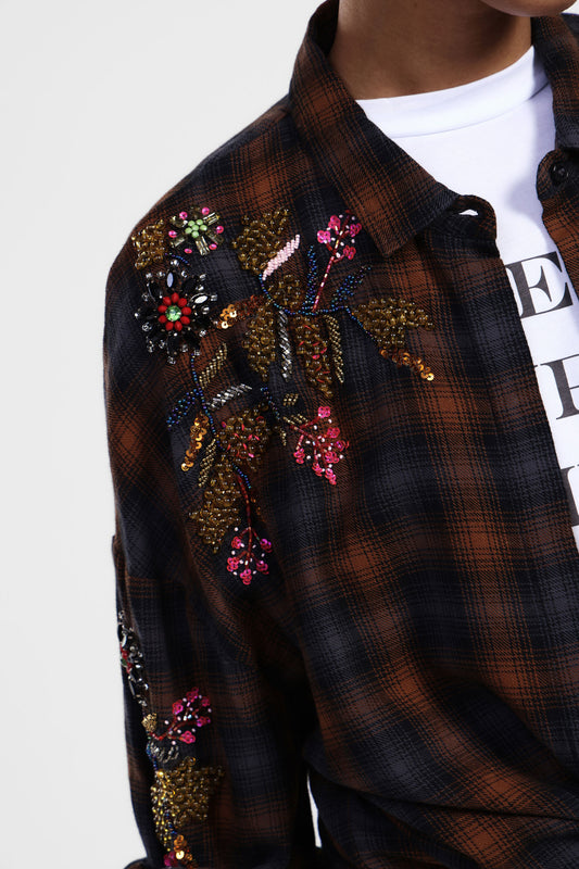 Camicia a righe con ricami floreali