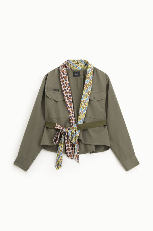 Blazer con cintura e tasche a pattina