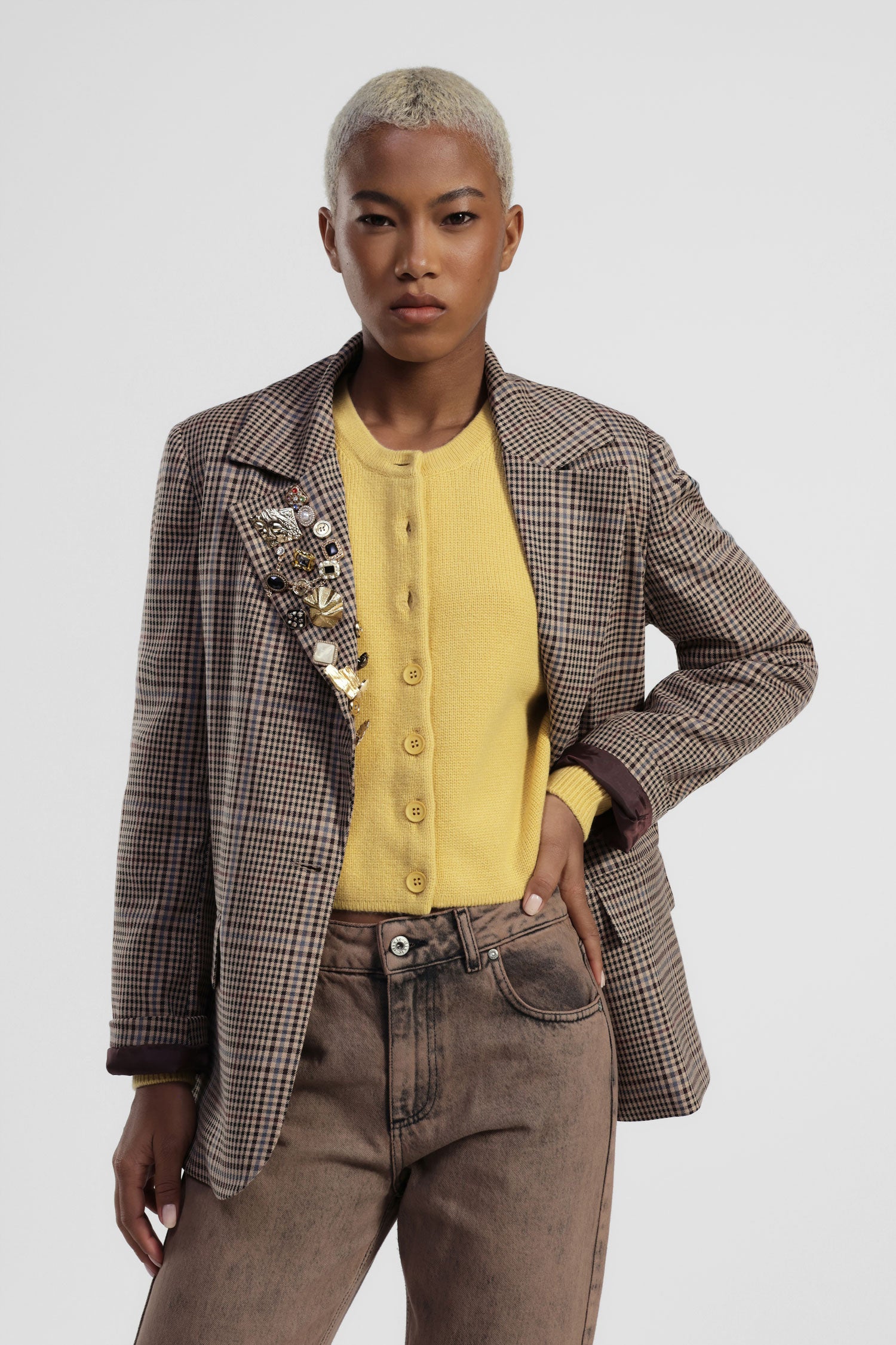 Blazer fantasia check con bottoni gioiello
