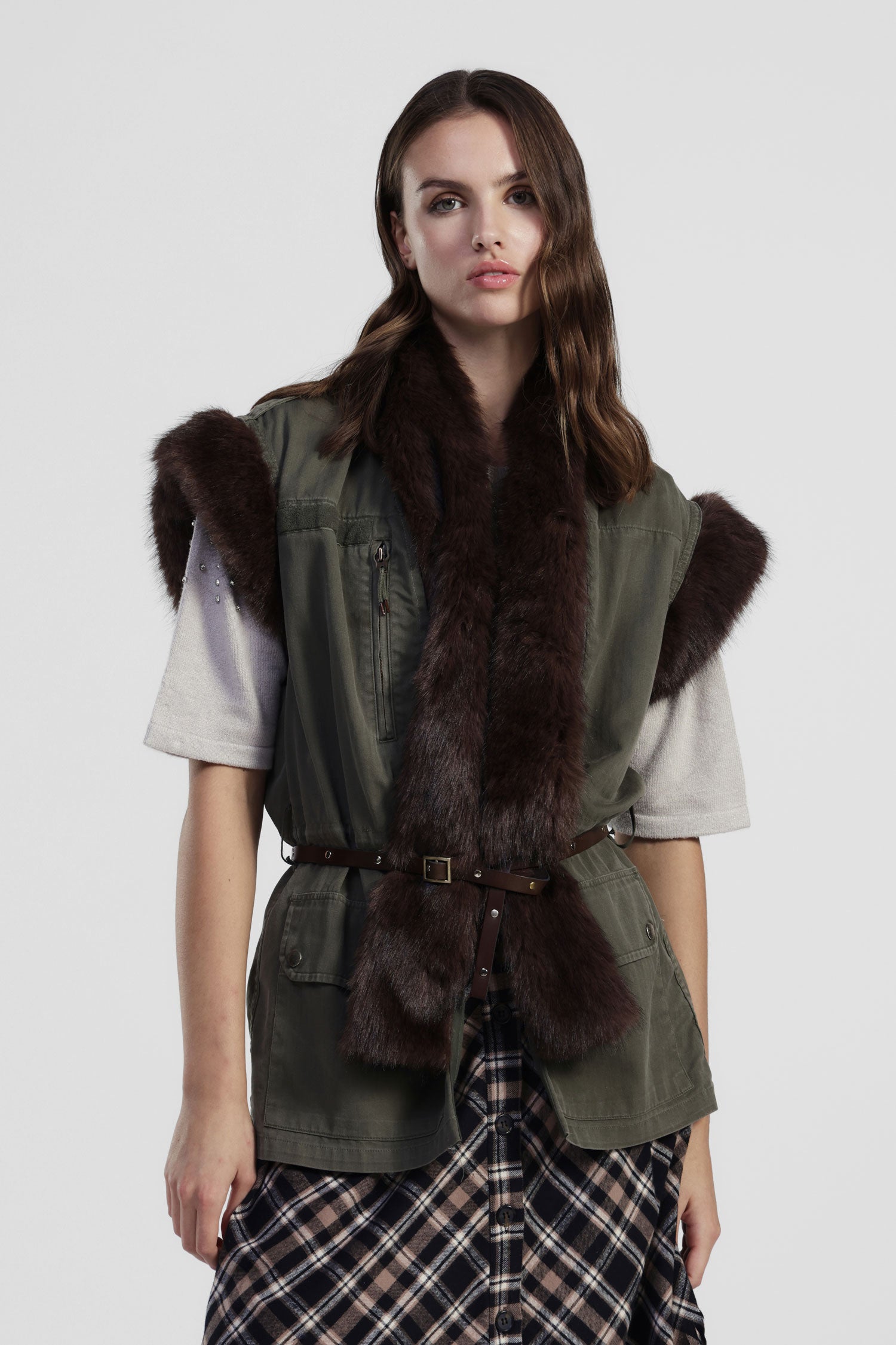 Gilet militare con pelliccia e cintura