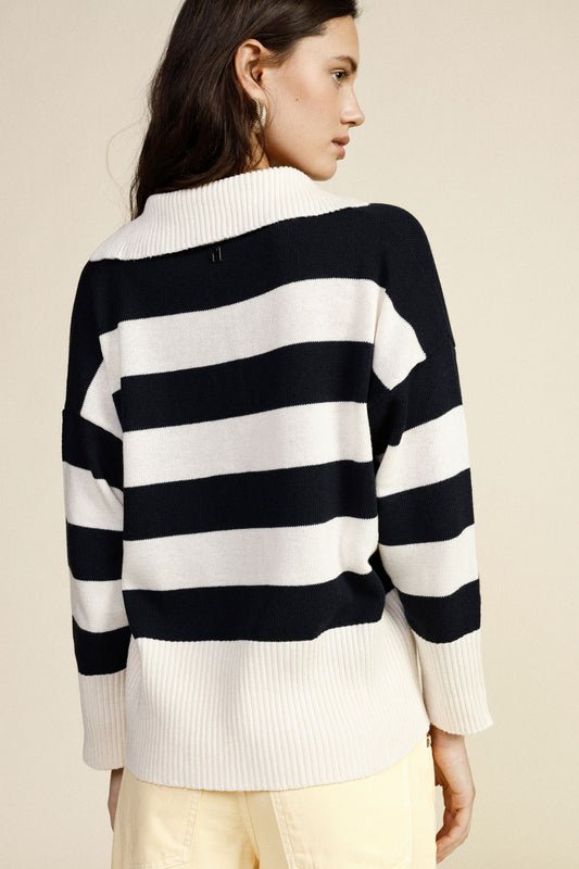 Maglione a righe con scollo a v profondo