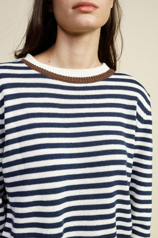 Maglione a righe con collo girocollo e polsini a contrasto