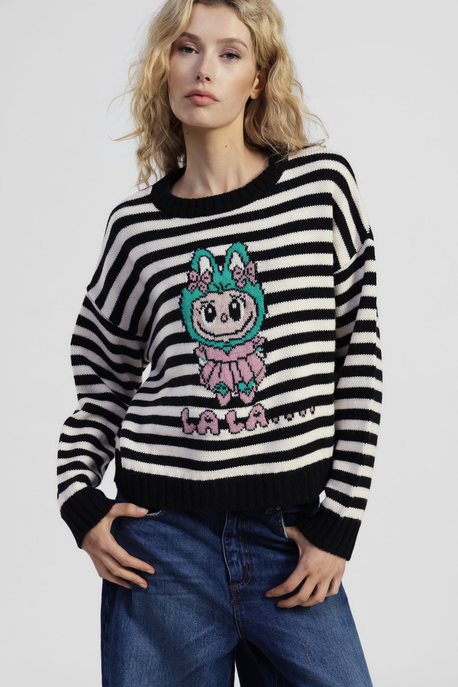 Maglione a righe con motivo cartoon frontale